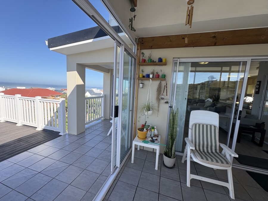 4 Bedroom Property for Sale in Pearl Bay Western Cape